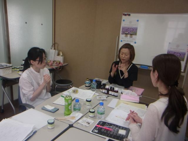 そしてセミナーのお土産は・・・
これは・・・フランキンセンスの樹脂です。


皆様、本日はありがとうございました。商品を使用していてわからないことがでてきたり、新たな発見がありましたら・・・そんなときはいつでもご連絡ください。お待ちしております。